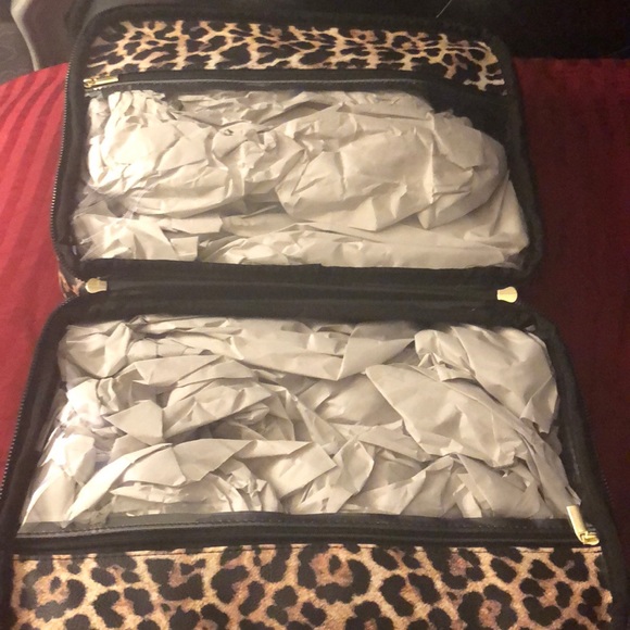 NWT BETSEY JOHNSON cosmetic weekender bag - Picture 5 of 5